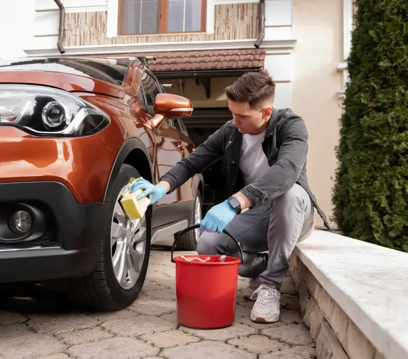Lavage auto à domicile Faucompierre : professionnel intervenant sur un véhicule